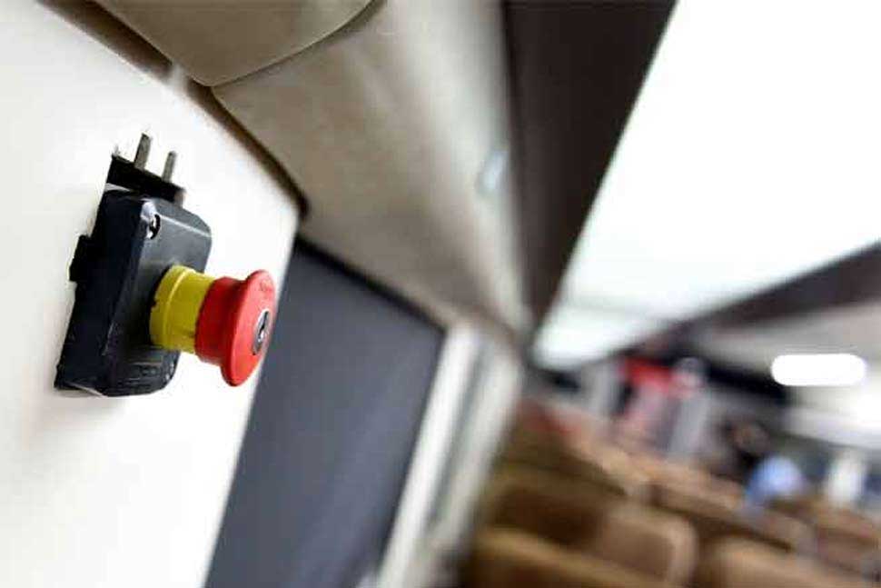 आज से ट्रायल के लिए पटरियों पर दौड़ेगी बिना इंजन वाली नेक्सट जेनरेशन ट्रेन-18, तस्वीरे train 18,train 18 features,train 18 inside pics,train 18 trial date,train 18 trial route,indian railway,railway