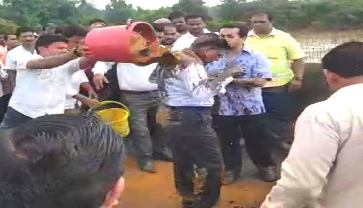 कांग्रेस विधायक की शर्मनाक हरकत, इंजीनियर पर फेंका कीचड़, फिर पुल पर बांधा, देखें वीडियो