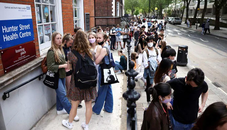 इंग्लैंड में घटे कोरोना केस, कई कोविड प्रतिबंधों को हटाया