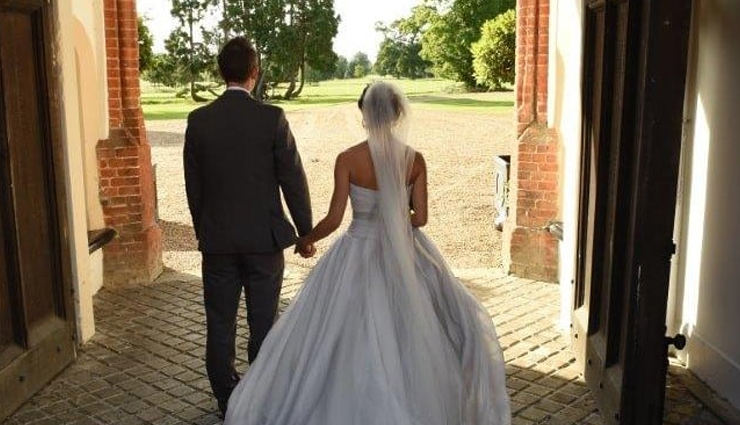 दुनियाभर में व्याप्त हैं शादी से जुड़ी ये अजीबो गरीब परंपराएं, आप भी रह जाएंगे हैरान wedding traditions around the world,global wedding customs,international wedding rituals,cultural wedding traditions,traditional weddings worldwide,unique marriage customs from different countries,diversity of wedding traditions,multicultural wedding practices,global marriage celebrations,traditional wedding ceremonies around the globe