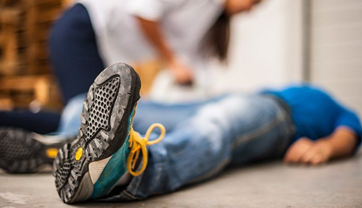 clove oil side effects,dangers of using clove oil,clove oil risks,clove oil adverse reactions,is clove oil safe to use?,potential side effects of clove oil,clove essential oil dangers,precautions when using clove oil,clove oil allergy symptoms,clove oil toxicity