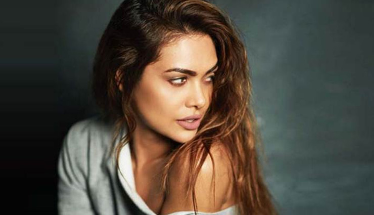 Esha Gupta apologises for racist comment on Nigerian footballer