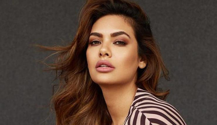 esha gupta,twitter,happy republic day,independence day,esha gupta troll,esha gupta news in hindi,entertainment,bollywood news in hindi