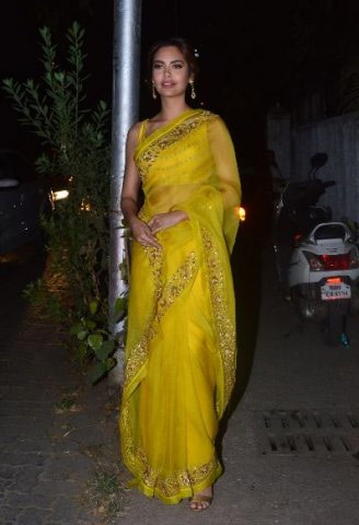 bollywood,esha gupta,neha gupta,clothing collection,yellow saree,viral photo