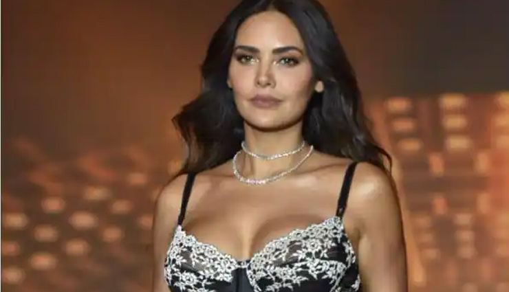 डीप नेक सॉटन ड्रेस में सामने आया ईशा का सेक्सी अवतार, रैंप पर बिखेरा जलवा; देखें वीडियो