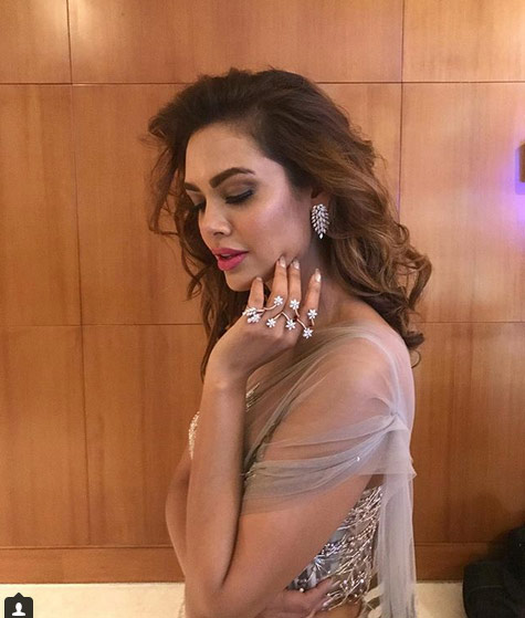 esha gupta,esha gupta latest photoshoot,esha gupta instagram pics,esha gupta viral pics,esha gupta hot pics