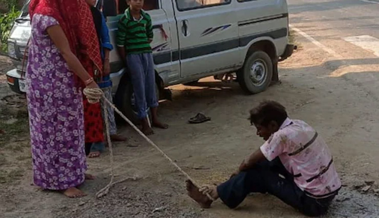 इटावा: करवा चौथ से पहले रस्सी लेकर पहुंची पत्नी, बीच बाजार में हाथ-पैर बांधकर पति को पीटा, जानें वजह