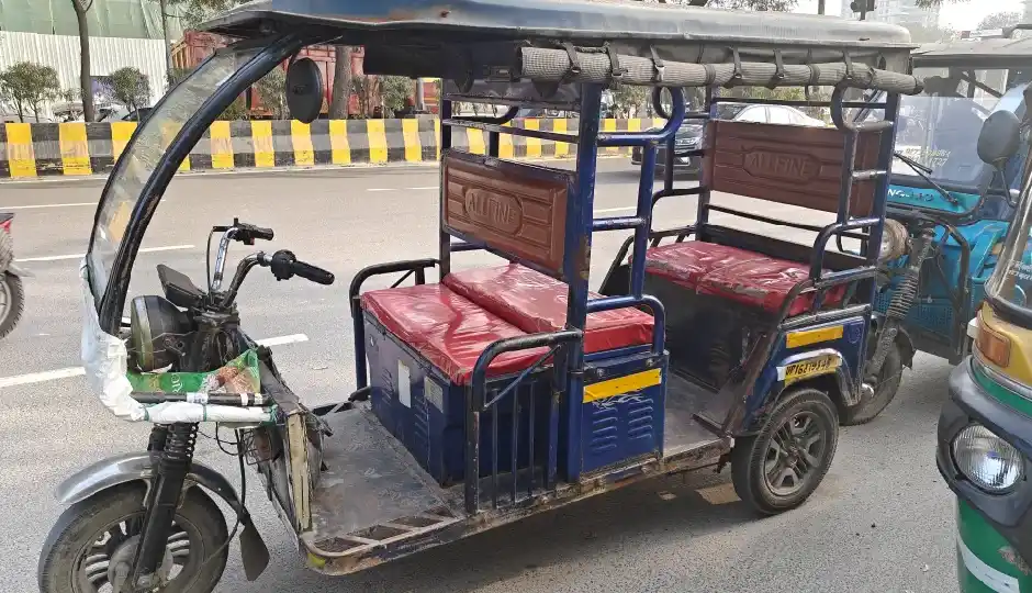 ई-रिक्शा बैटरी हैकिंग ऐप्स पर सरकार का शिकंजा, BAT BMS और Epoch Li-ion को प्ले स्टोर से हटाने के निर्देश