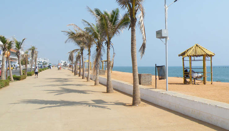 pondicherry,pondicherry holidays,pondicherry travel,late night walk at the promenade,eating crepes at satsanga,food and wine at villa shanti,evening walk around white town,bastille day on the streets,pondicherry travel,travel guide
