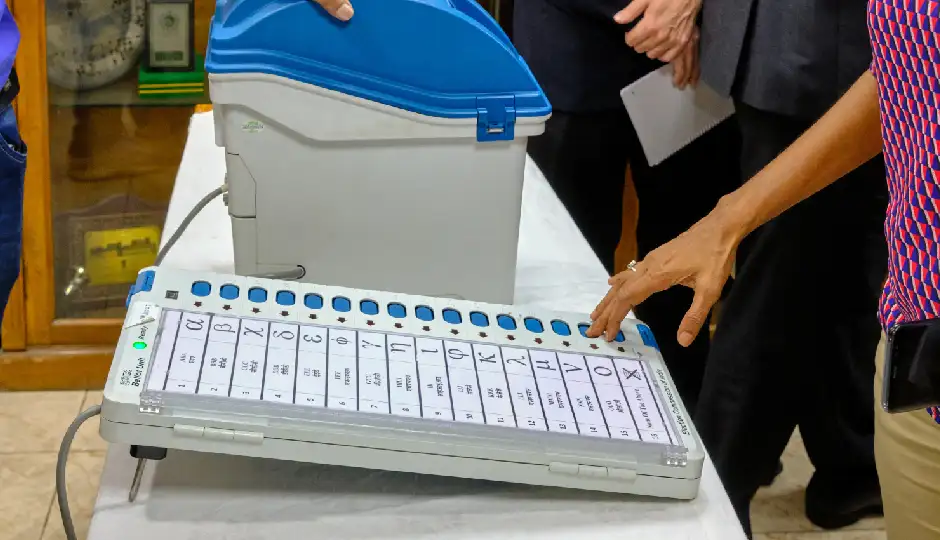 EVM छेड़छाड़ पर सख्ती: बटन पर गोंद, इत्र या केमिकल लगाने पर होगी कार्रवाई, बंगाल चुनाव से पहले EC का कड़ा संदेश
