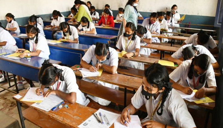 यूपी बोर्ड परीक्षा में हुई बड़ी गलती, 12वीं साइंस के बच्चों को मिला आर्टस का पेपर, उठी दोबारा कराने की माँग