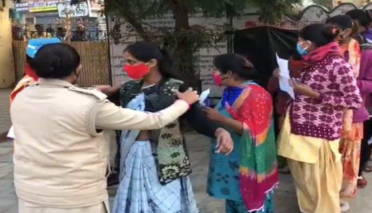 डूंगरपुर : VDO परीक्षा में नकल रोकने के लिए दिखी सख्ती, सेंटर के बाहर उतरवाए कोट, जर्सी और जूते