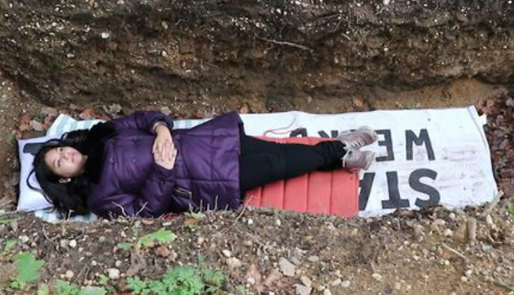 एग्जाम का स्ट्रेस दूर करने के लिए यूनिवर्सिटी ने निकाला अनोखा तरीका, कहा - 30 मिनट कब्र में लेटो