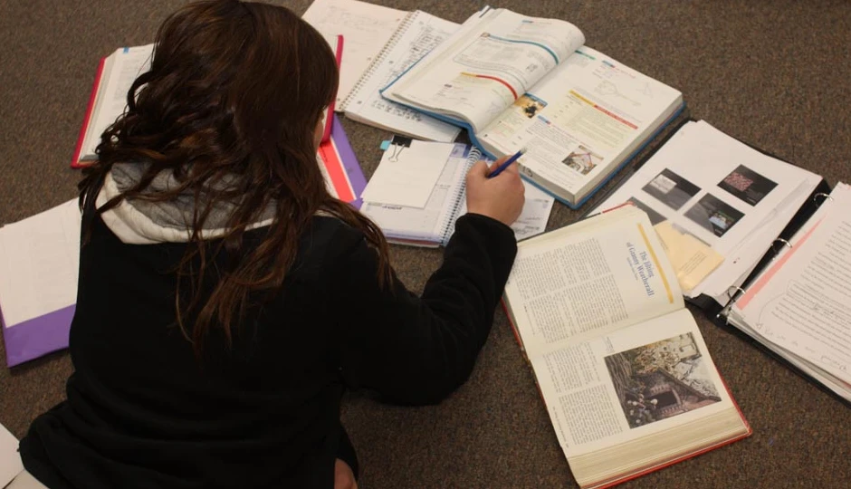 एग्जाम टाइम में पैरेंट्स की ये 5 आदतें बढ़ा सकती हैं बच्चों का तनाव, पेरेंटिंग एक्सपर्ट की खास टिप्स