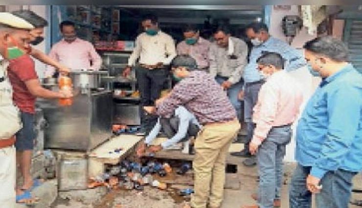 राजस्थान : स्वास्थ्य विभाग की टीम ने कारवाई कर नष्ट कारवाई अवधि पार 150 लीटर कोल्ड ड्रिंक, लिए सैंपल