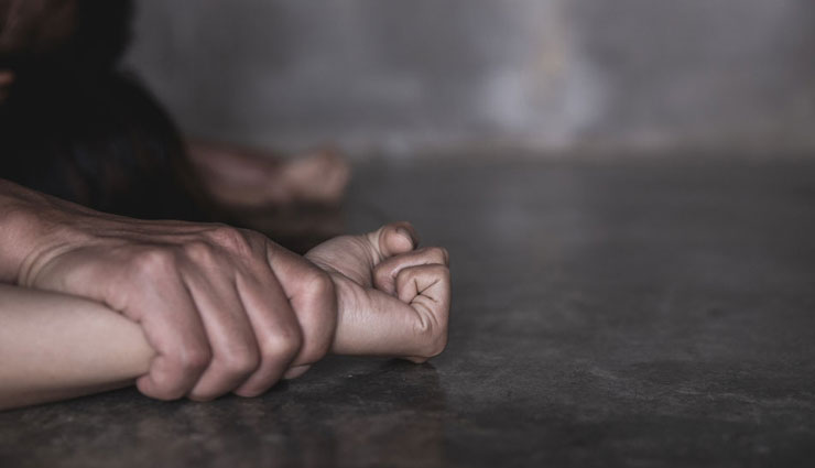 samajwadi party leader booked for sexually exploiting woman,samajwadi party leader,sexually exploiting woman and blackmailing,news,kannauj