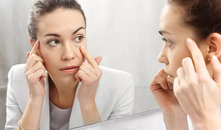 बढ़ती उम्र का लक्षण हैं आंखों के नीचे आई झुर्रियां, इन उपायों से रातोंरात करें इन्हें गायब 