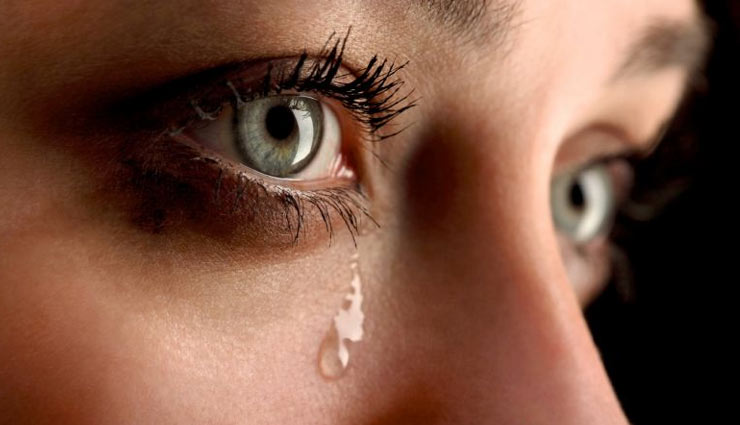 आंसू है हमारी आंखों के लिए कुदरती मॉइस्चराइजर, जाने कैसे