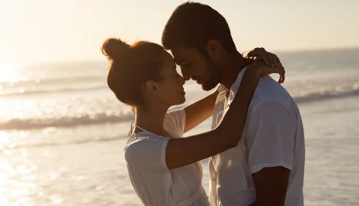 signs someone is flirting,difference between flirting and being friendly,how to tell if someone is flirting,flirting vs friendliness,subtle flirting signs,signs of attraction vs kindness,how to spot flirting cues,is it flirting or just being nice,body language signs of flirting,how to know if someone likes you