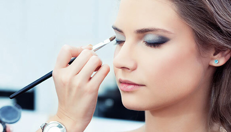 बढ़ाना चाहती है अपने चेहरे की चमक, स्किन टोन के अनुसार करे आई शेडो का चुनाव