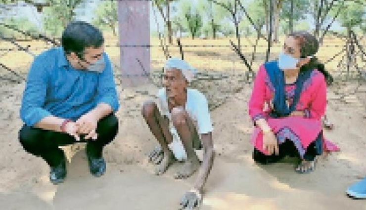 नागौर : कलेक्टर ने दिखाई दरियादिली, गाड़ी रोक रेंगकर चल रहे वृद्ध की करी मदद, CMHO को दिए निर्देश