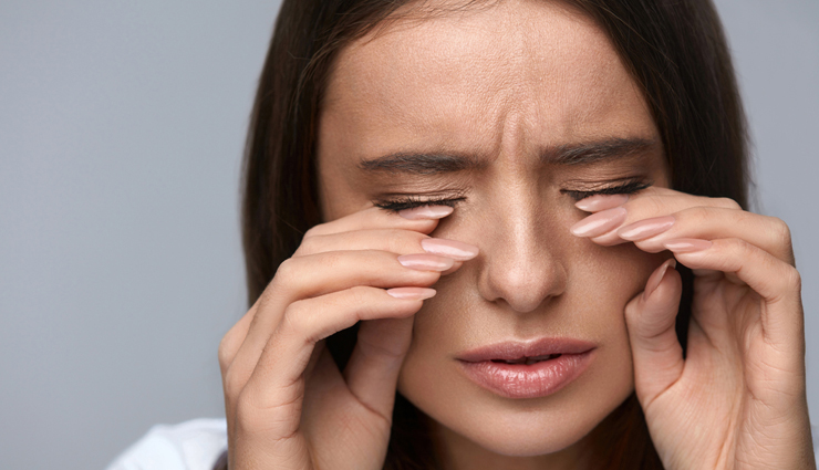 क्या आपकी आंखों के आसपास भी पड़ने लगी हैं झुर्रियां, ये गलतियां बन सकती हैं वजह have wrinkles started falling around your eyes too,these mistakes can be the reason,beauty tips,beauty hacks