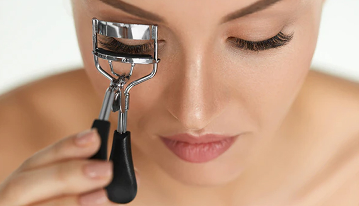 आंखों के मेकअप का महत्वपूर्ण हिस्सा हैं आई लैशेज, कर्ल करते समय रखें इन बातों का ध्यान 