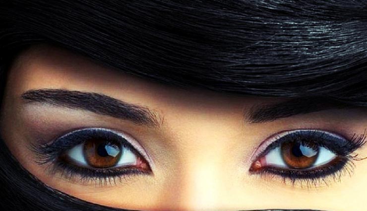 आंखों को बड़ा और आकर्षक बनाएंगे ये मेकअप ट्रिक्स 
