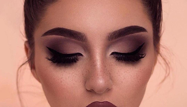 मेकअप का सबसे जरूरी हिस्सा हैं आंखों का आकर्षण, इन टिप्स से निखारें इन्हें eye makeup tips for a stunning look,enhance your eyes with makeup,eye makeup ideas for different eye shapes,makeup tricks for brighter eyes,natural eye makeup tutorial,eye makeup dos and donts,smokey eye makeup tutorial for beginners,best eye makeup products for a flawless look,eye makeup trends for the season,eye makeup tips for a glamorous look