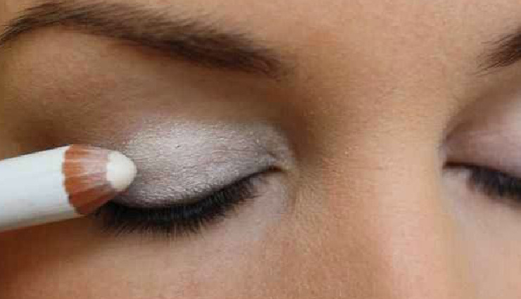 white eyeliner makeup tips,ways to use white eyeliner,makeup with white eyeliner,white eyeliner for bigger eyes,white eyeliner as eyeshadow base,brighten inner corners with white eyeliner,define brows with white eyeliner,white eyeliner tricks,white eyeliner for red spots,makeup hacks with white eyeliner,white eyeliner benefits,natural makeup with white eyeliner