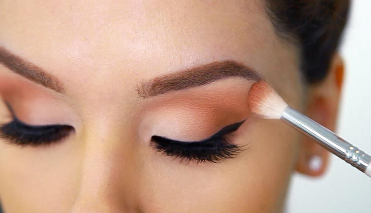 आंखों को खूबसूरत बनाएगा आईशैडो, इस तरह करें इस्तेमाल