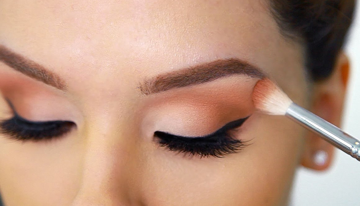 आईशैडो देता हैं आकर्षक लुक, आंखों के रंग के अनुसार करें इसका चुनाव 