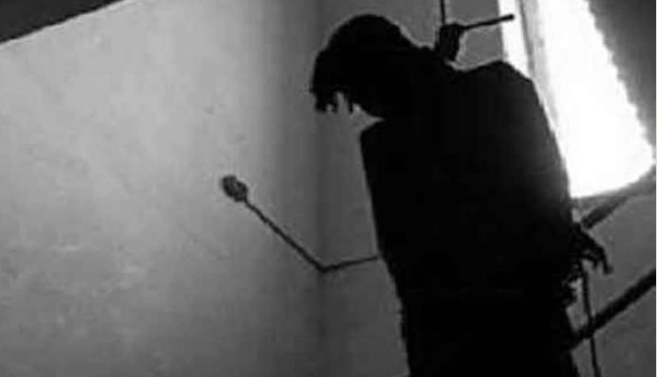 पत्नी और बच्चों की हत्या कर खुद को लगाई फांसी, दीवार पर लिखी वजह