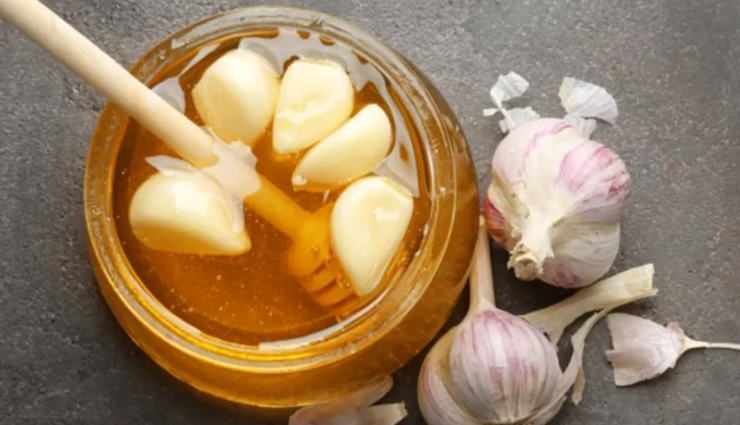 aloe vera & turmeric,multani mitti & lemon,sandalwood & rose water,neem & turmeric,honey & garlic,homemade face packs,face packs for acne free skin,acne care tips,skin care tips,beauty tips