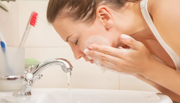 रात को सोने से पहले जरुर करे ये काम, चेहरे की चमक रहेगी बरकरार