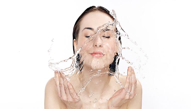 पाना चाहती है गर्मियों में दमकती त्वचा, रखें इन 5 ब्यूटी टिप्स का ध्यान