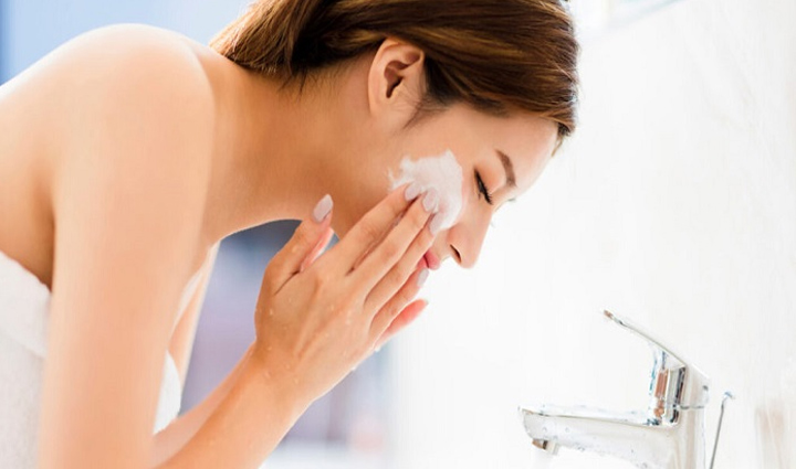 these mistakes made while washing face can harm the skin avoid them,beauty tips,beauty hacks