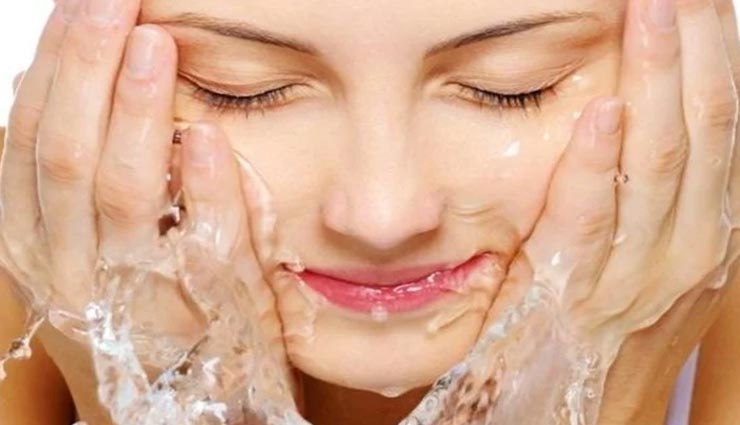 नुकसान पहुंचा सकता हैं बार-बार चेहरा धोना, जानें जरूरी जानकारी