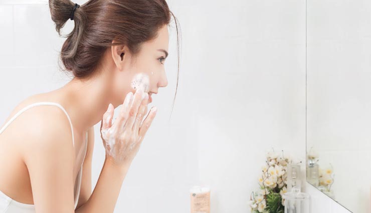 कहीं आप भी तो नहीं करतीं फेसवॉश करते समय ये गलतियां, होगा नुकसान