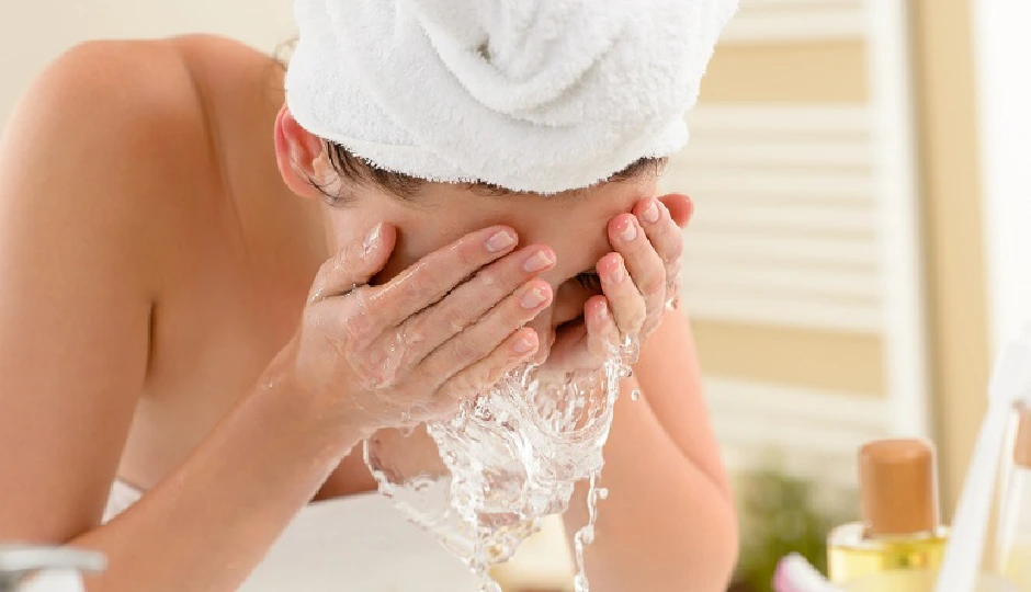 दिन में कितनी बार फेस वॉश करना चाहिए, क्या ज्यादा करना आपकी स्किन के लिए हानिकारक है; जानें