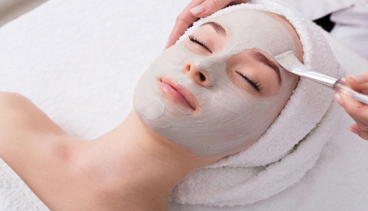 इन 5 चरणों से जानें फेशियल करने का तरीका, महंगे पार्लर से मिलेगी आजादी
