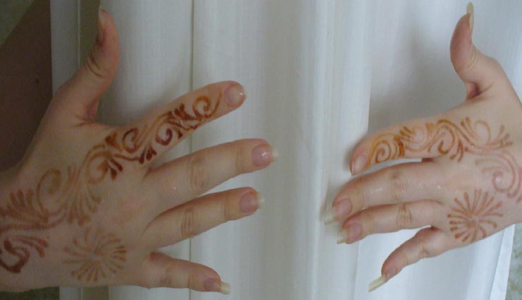 मेहंदी का फीका रंग घटाता है हाथों की खूबसूरती, इन उपायों की मदद से पाए छुटकारा