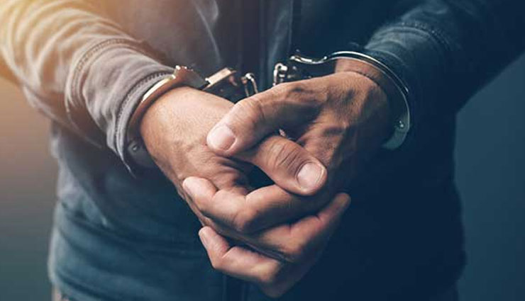 Fake cops arrested for robbing bus passengers in Telangana