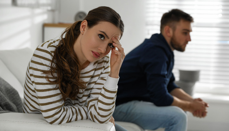 fake friends signs,signs of a fake friend,how to spot fake friends,identifying fake friends,types of fake friends,emotional vampires in friendships,fake friends behavior,toxic friendships,friendship red flags,psychological signs of a fake friend