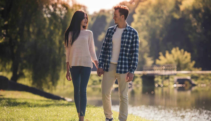 signs she is just leading on you,how to know she is interested in you,she has crush on you,mates and me,relationship tips