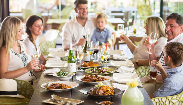 परिवार के सभी सदस्यों का एकसाथ बैठकर भोजन करना फायदेमंद, जानें यहां 