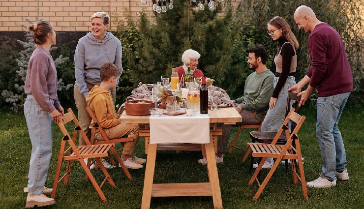 what men find attractive in women,traits men like in women,signs a man is attracted to you,men’s attraction to women,qualities men seek in a partner,physical attraction in relationships,emotional attraction in women,what makes a woman attractive to men,key traits of attractive women,signs of male interest in women