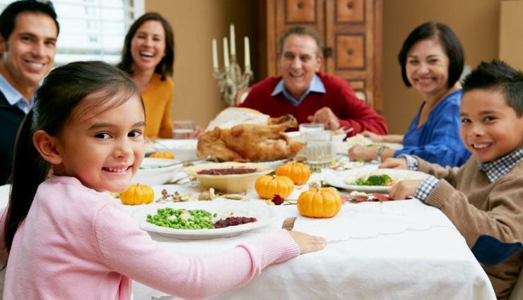 eating food with family,dinner with family,lunch with family,benefits of eating food with family,mates and me,relationship tips ,परिवार के एक साथ बैठ कर खाना खाने के फायदे, रिलेशनशिप टिप्स 