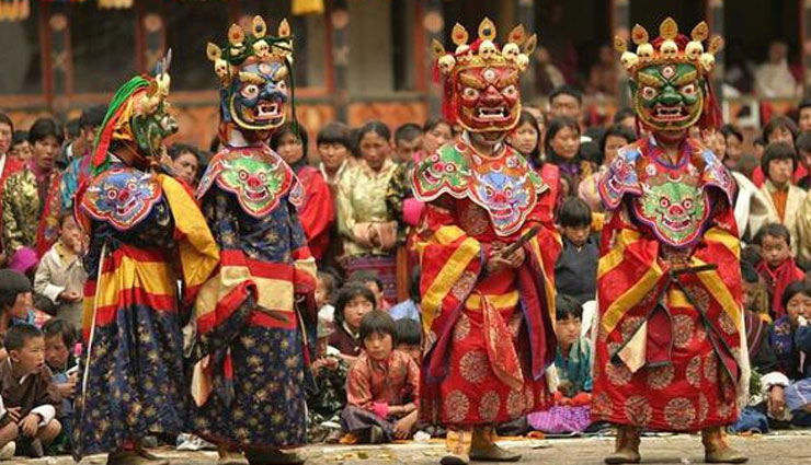 famous festivals of india,festivals of india,india,makar sankranti,diwali,holi,dussehra,rakshabandhan