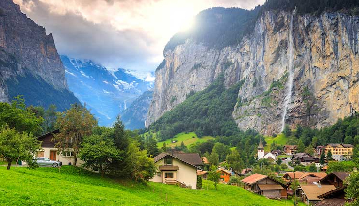 valley of the ten peaks,canada,yosemite valley,united states,kalalau valley,valle de la luna,chile,lauterbrunnen valley,switzerland,valley of flowers,india,barun valley,nepal,jiuzhaigou valley,china,danum valley,borneo,valley of geysers,russia,famous valleys in the world,valleys